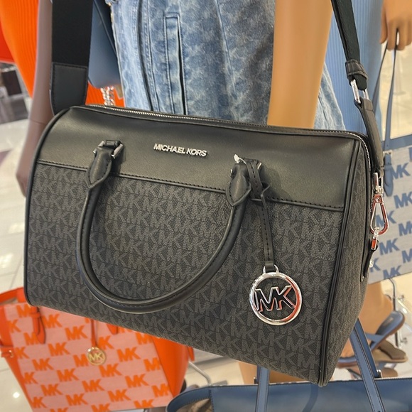 MICHAEL KORS TRAVEL MEDIUM DUFFLE SATCHEL / CROSSBODY BAG BLACK SIGNATURE COLOR - Picture 9 of 16